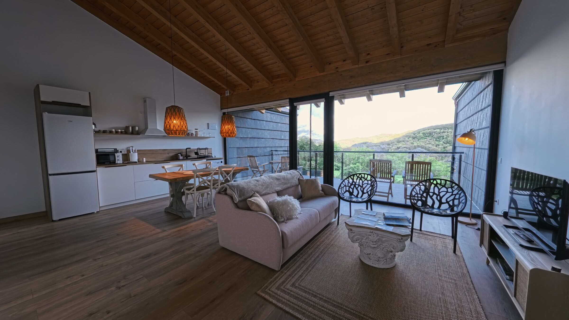 Salón de Casa Braña con luz natural