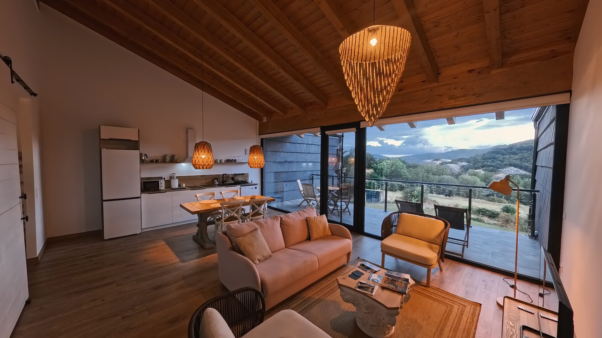Salón de Casa Braña con cocina abierta y ventanal al valle