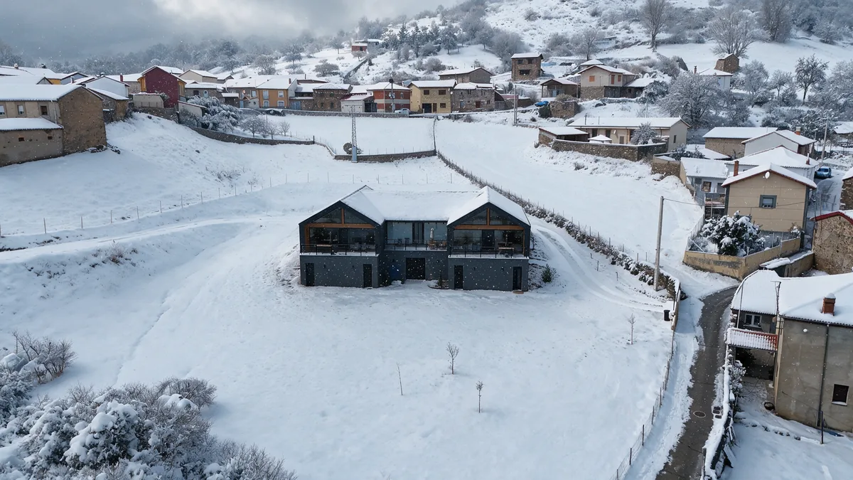 Las casas rurales de La Finca del Valle nevadas en pleno invierno leonés
