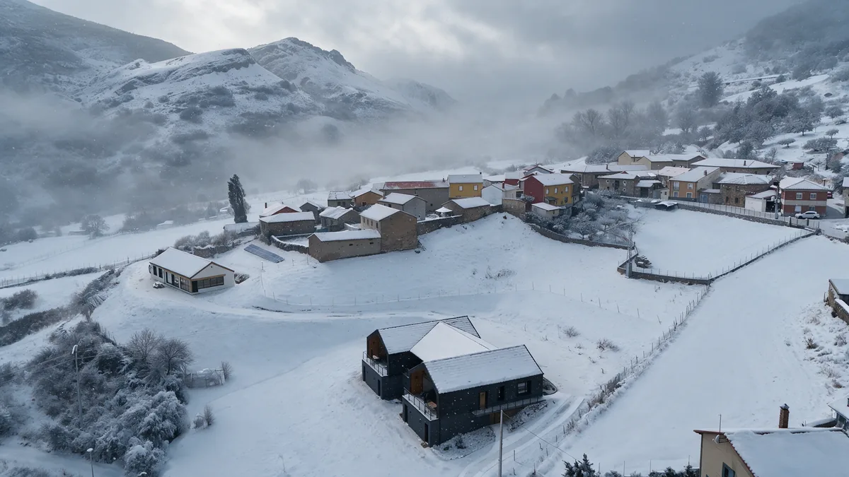 Niebla sobre el Valle de Vegacervera nevado, vista aérea desde lo alto