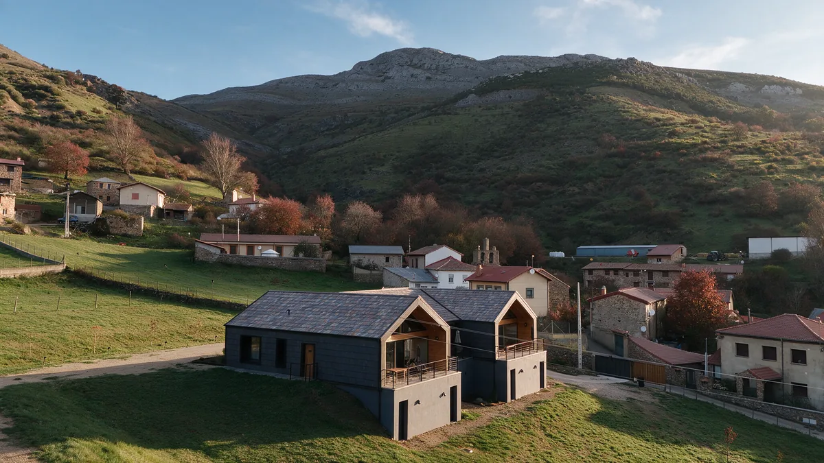 Vista aérea de las casas rurales en otoño sobre los prados del Valle de Vegacervera