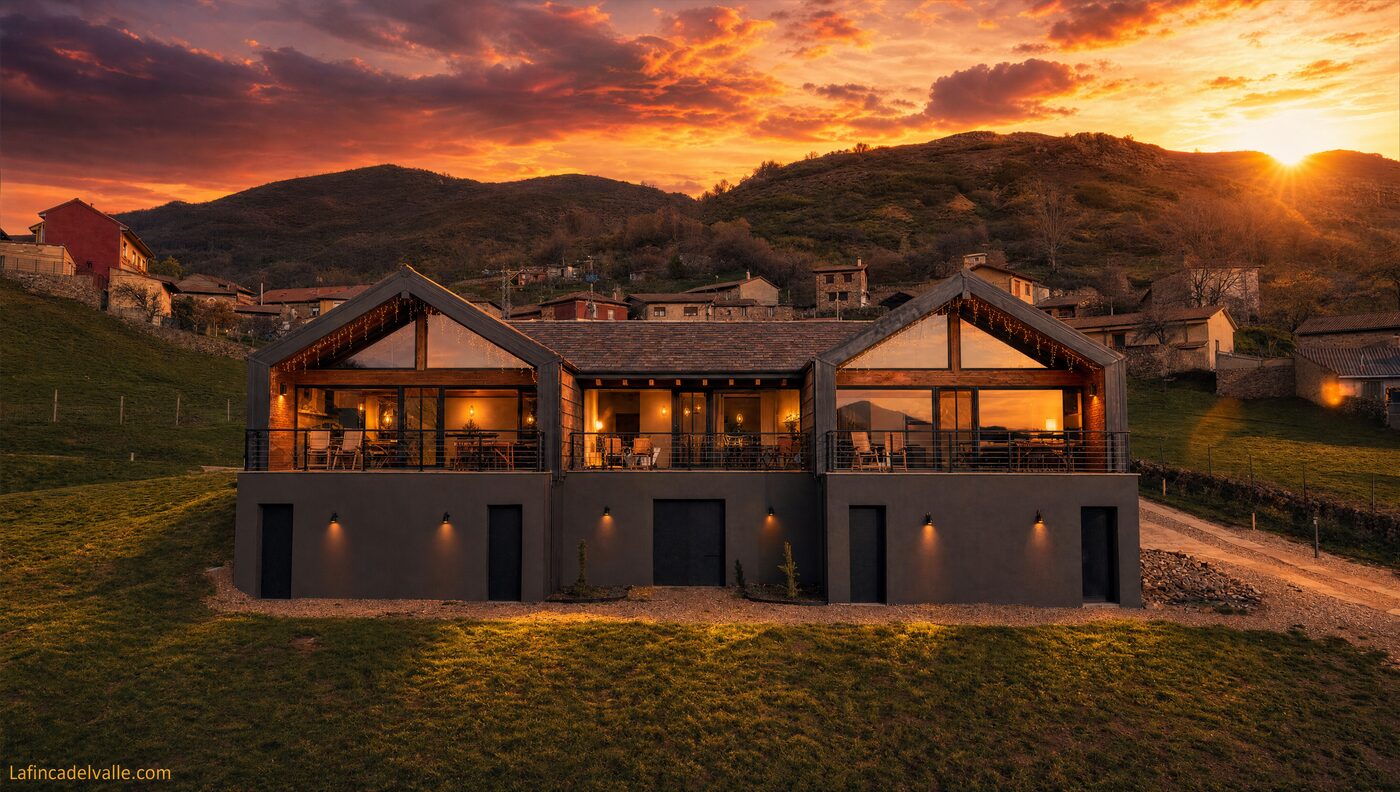 La Finca del Valle al atardecer con las montañas de los Argüellos al fondo